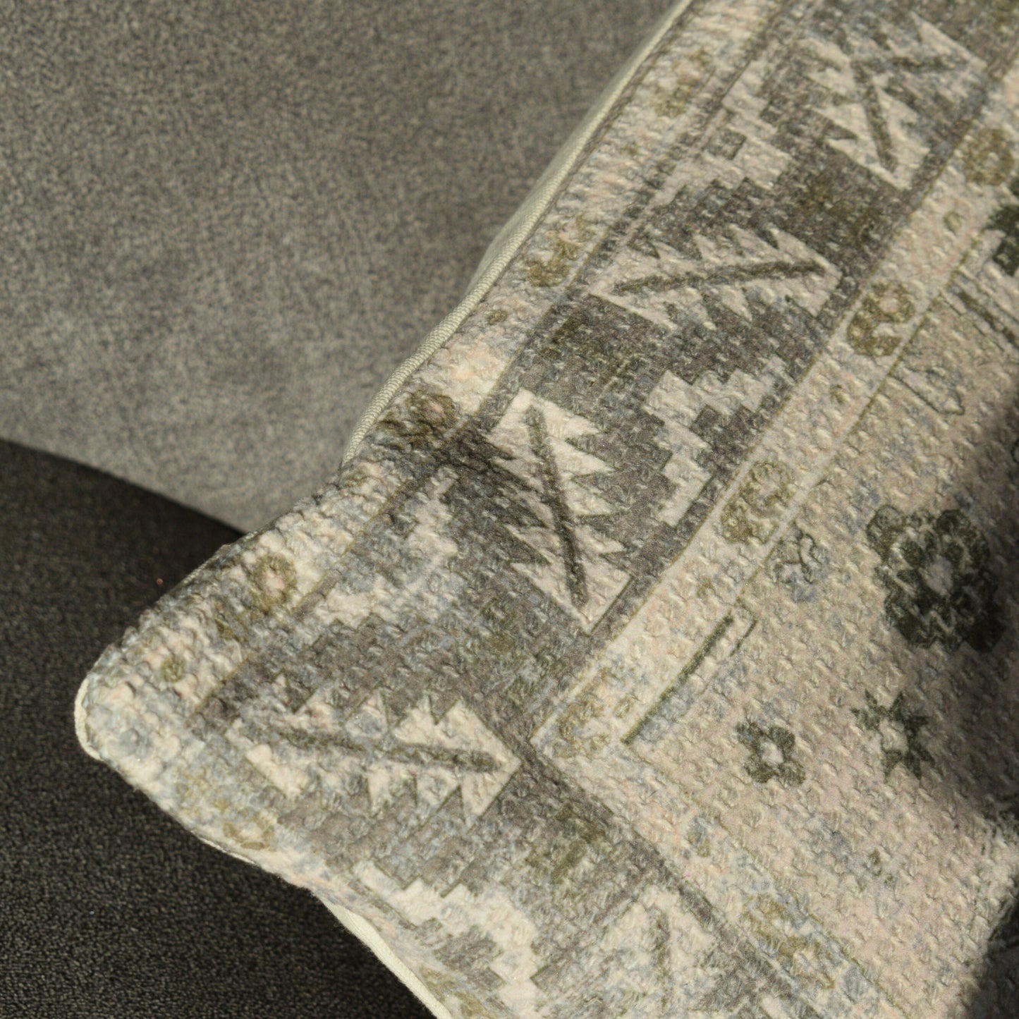 Mahira - The Traditional Cushion Cover