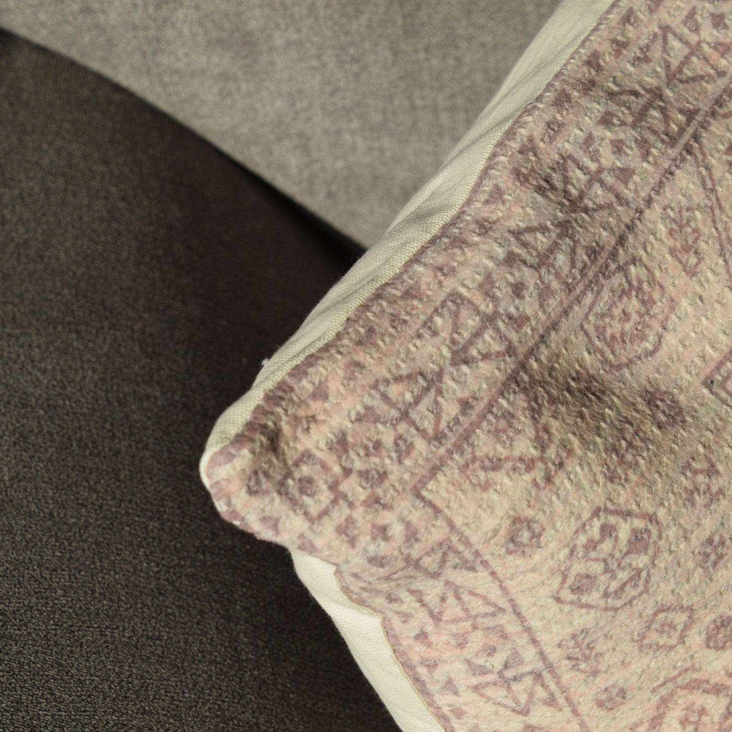 Triez - The Traditional Cushion Cover