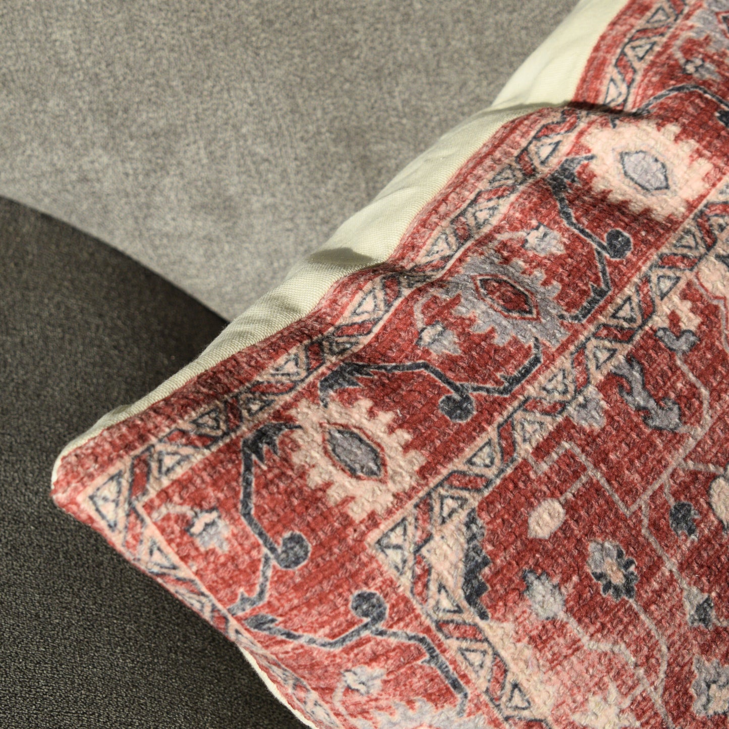 Saira - The Traditional Cushion Cover