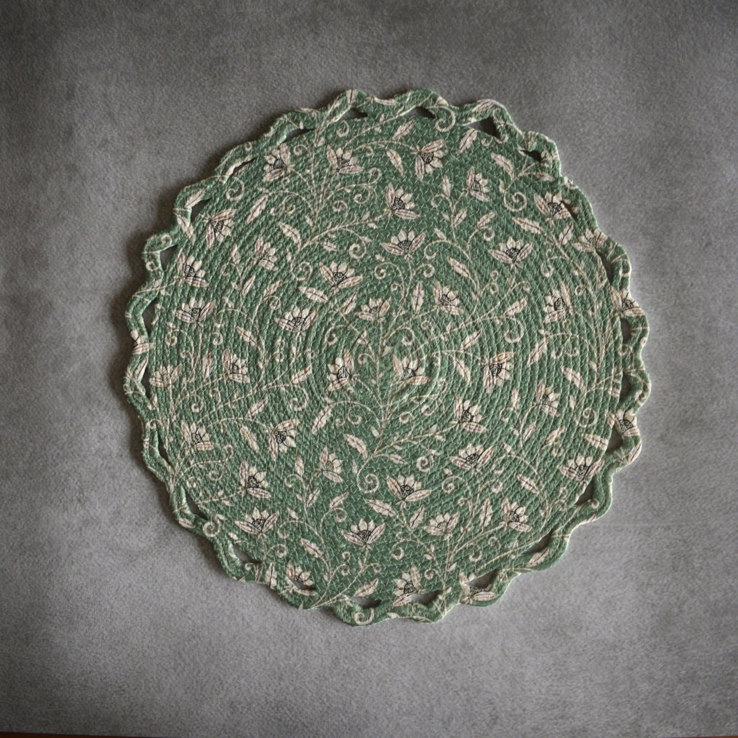 Scallop Bloom Table Mat (Sap)